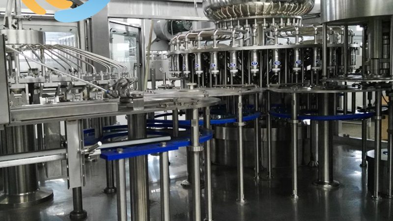 全自动饮料生产线主要由以下几部分组成：